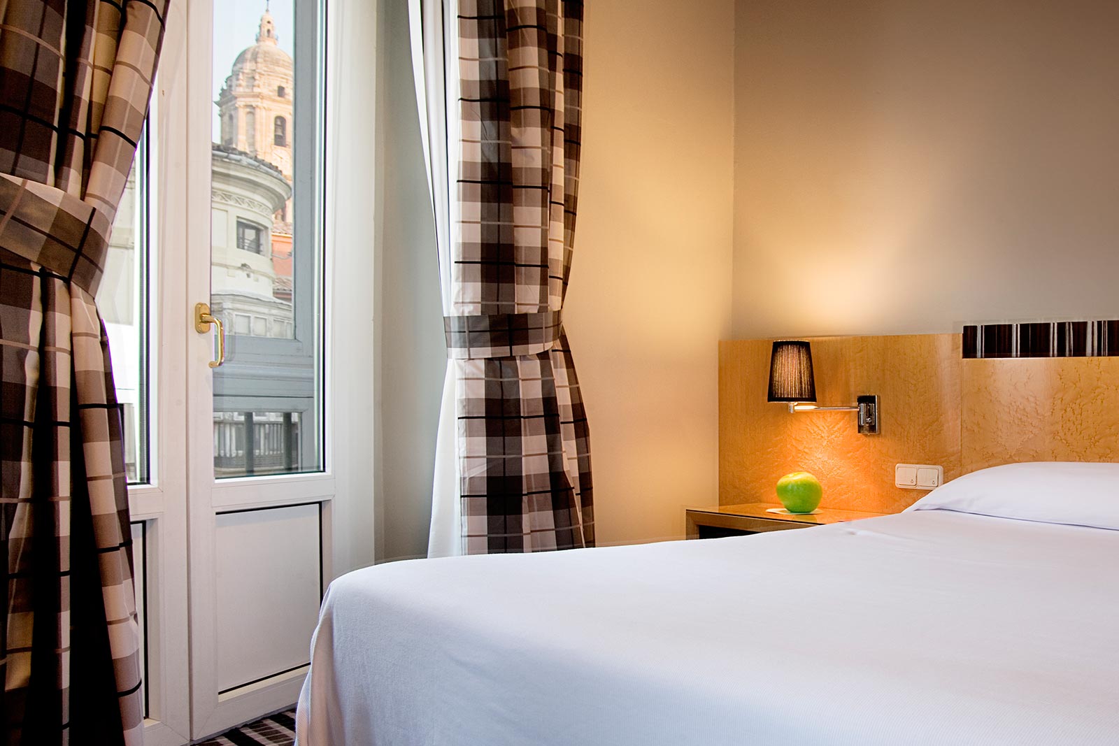 Гостевой пост. Guest rating. Guest rating. Комната отеля в испании. Вывеска звезда.