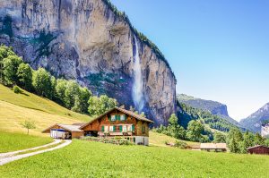 Discover the Staubbach Falls in the Lauterbrunnen valley
