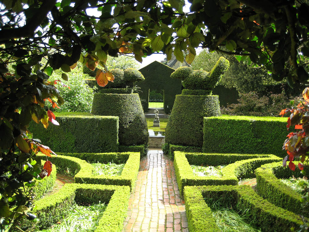 Beautiful Hidcote Manor and Garden (Image from Wikimedia by Pradeep)SandersImage from Wikimedia by Pradeep Sanders