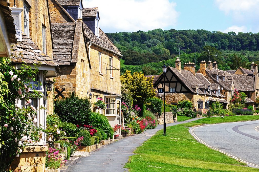 Pretty cottages along High Street, Broadway